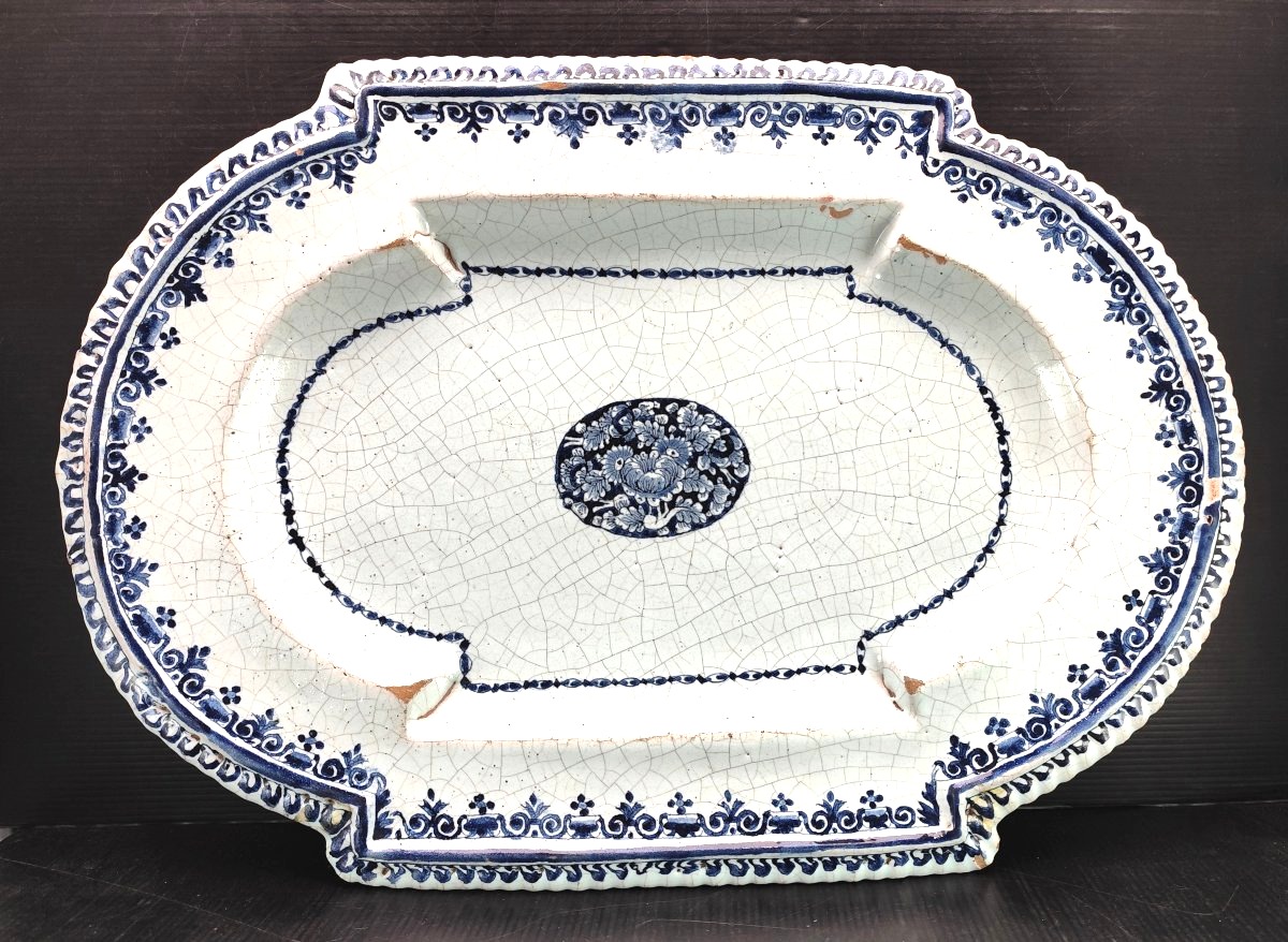 Beautiful Ceremonial Dish , Provincial Earthenware (nîmes?), Louis XIV Period