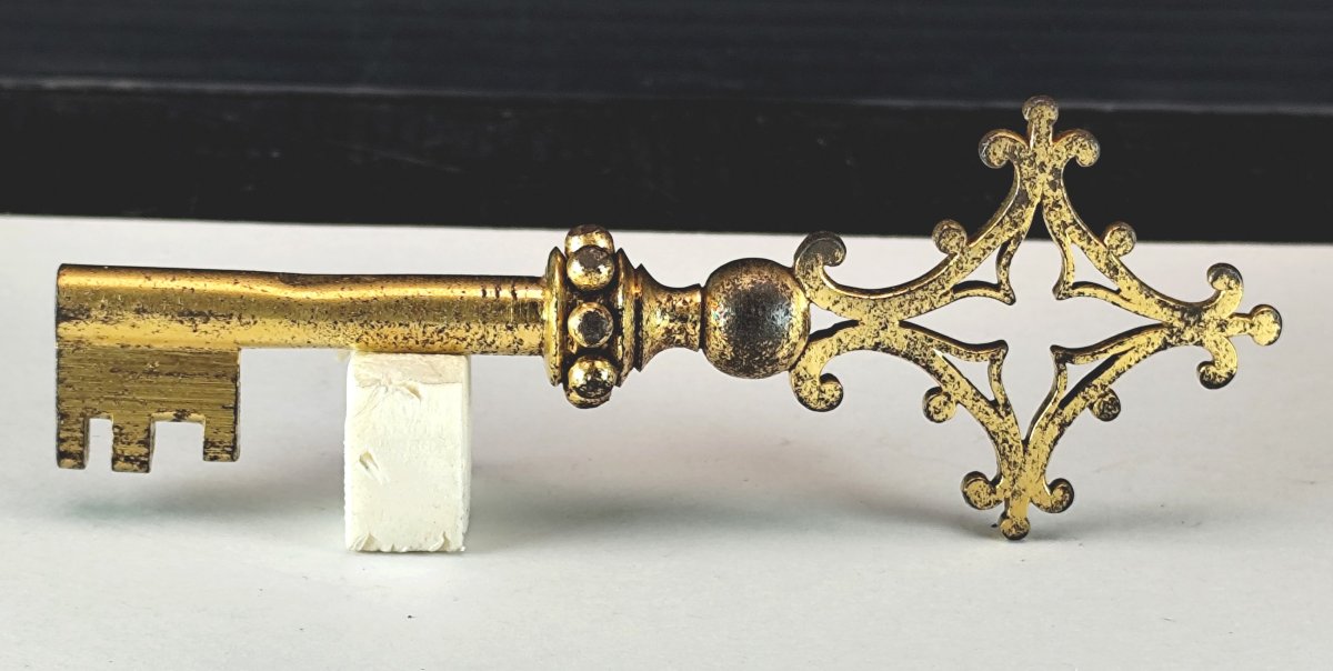 Clé de sanctuaire en fer doré Style gothique flamboyant, époque Viollet-le-Duc, vers 1830-photo-2