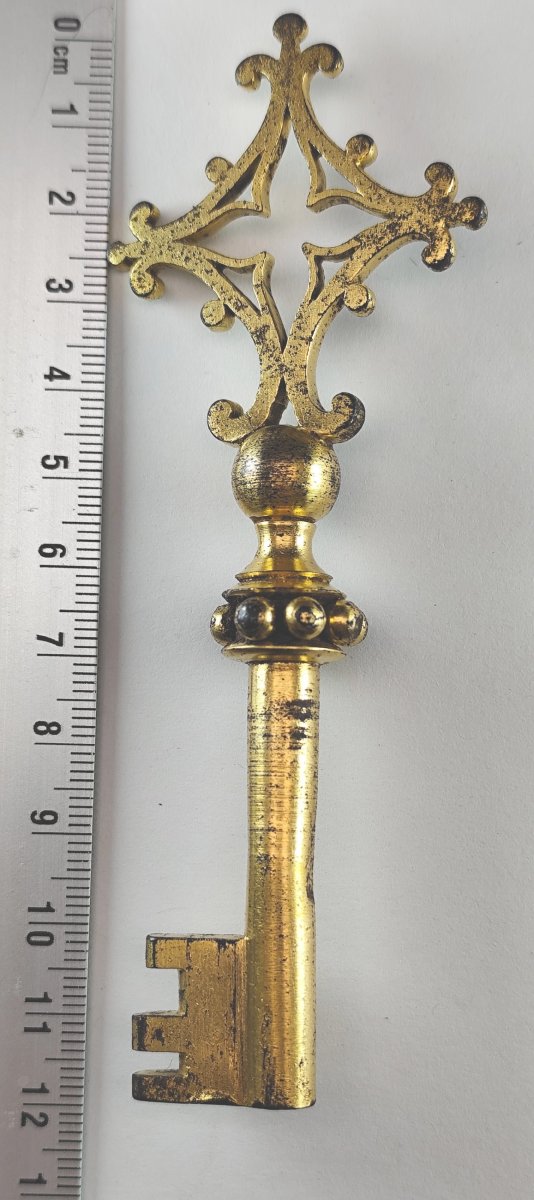 Clé de sanctuaire en fer doré Style gothique flamboyant, époque Viollet-le-Duc, vers 1830-photo-3