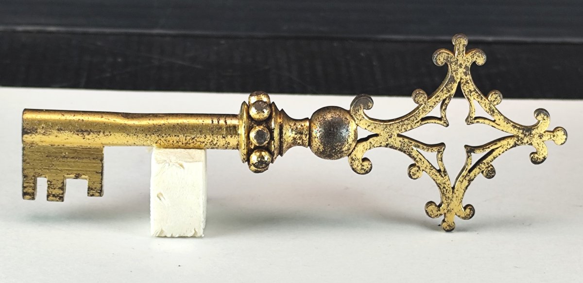 Clé de sanctuaire en fer doré Style gothique flamboyant, époque Viollet-le-Duc, vers 1830-photo-3