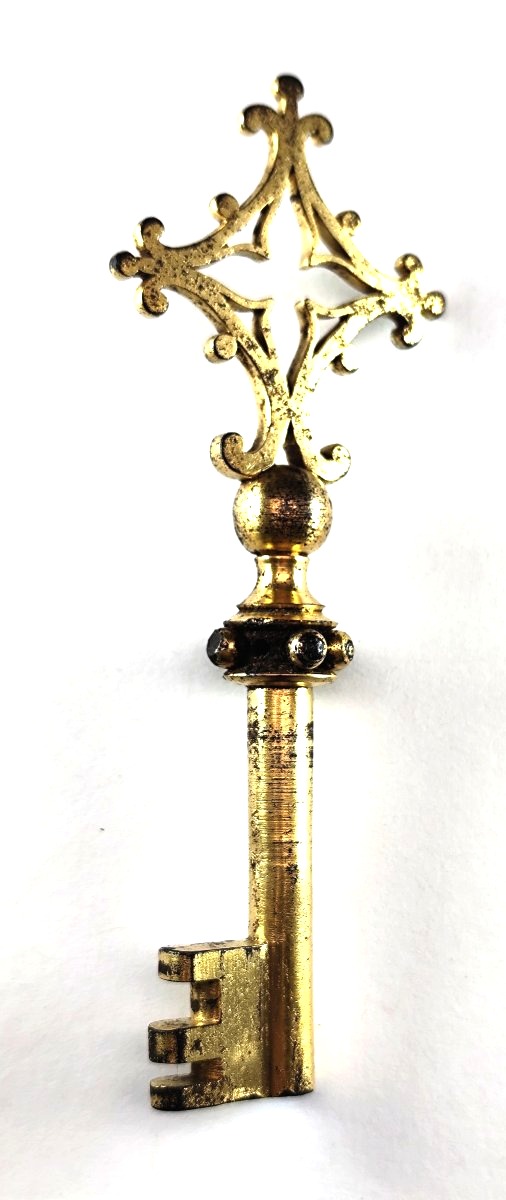 Clé de sanctuaire en fer doré Style gothique flamboyant, époque Viollet-le-Duc, vers 1830