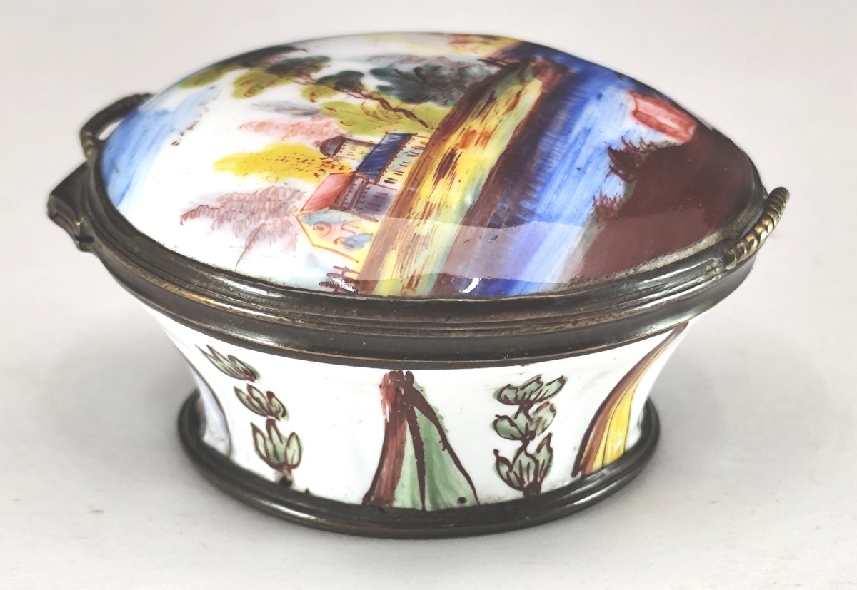 Patch Box en forme de baquet à anses, émail polychrome, Staffordshire, fin XVIIIe ou 1800-photo-1