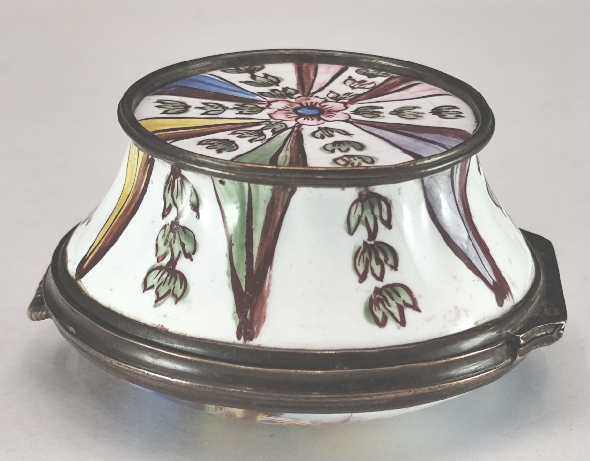 Patch Box en forme de baquet à anses, émail polychrome, Staffordshire, fin XVIIIe ou 1800-photo-2