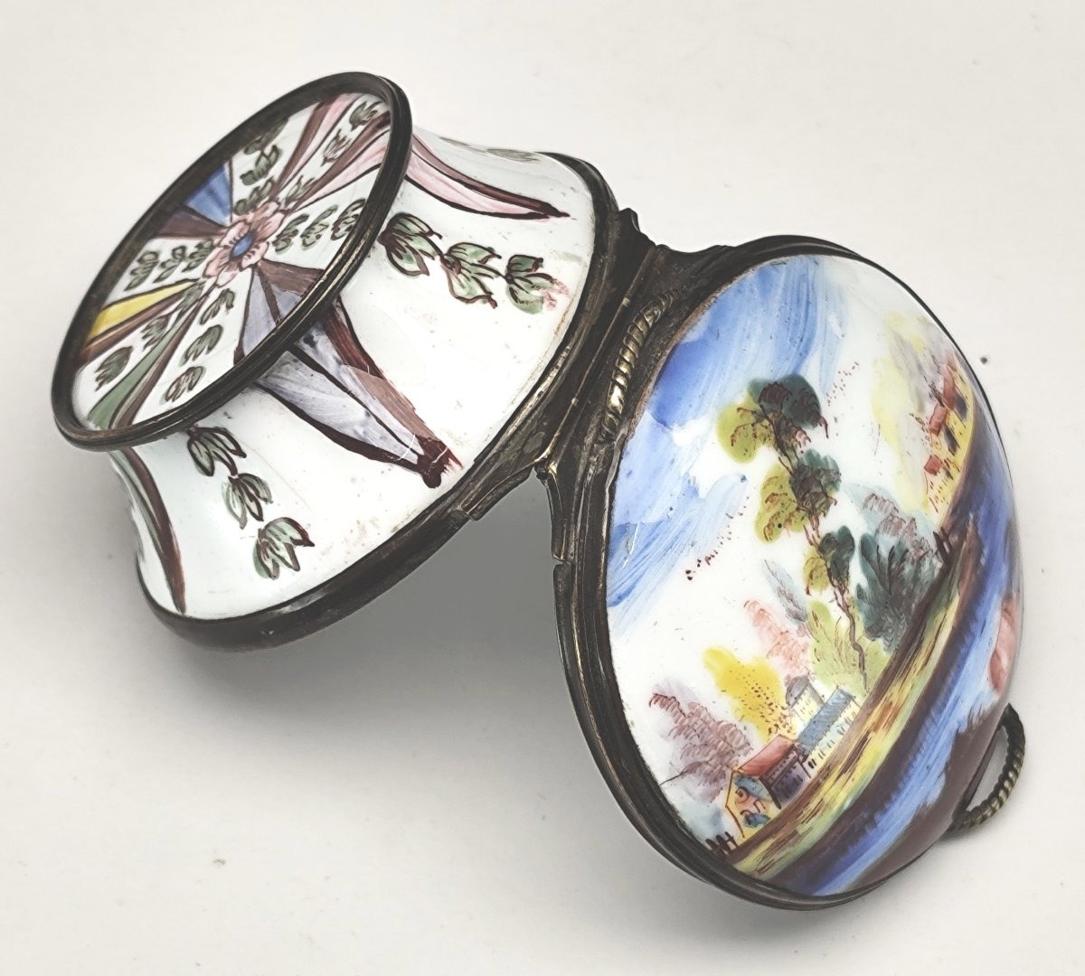 Patch Box en forme de baquet à anses, émail polychrome, Staffordshire, fin XVIIIe ou 1800