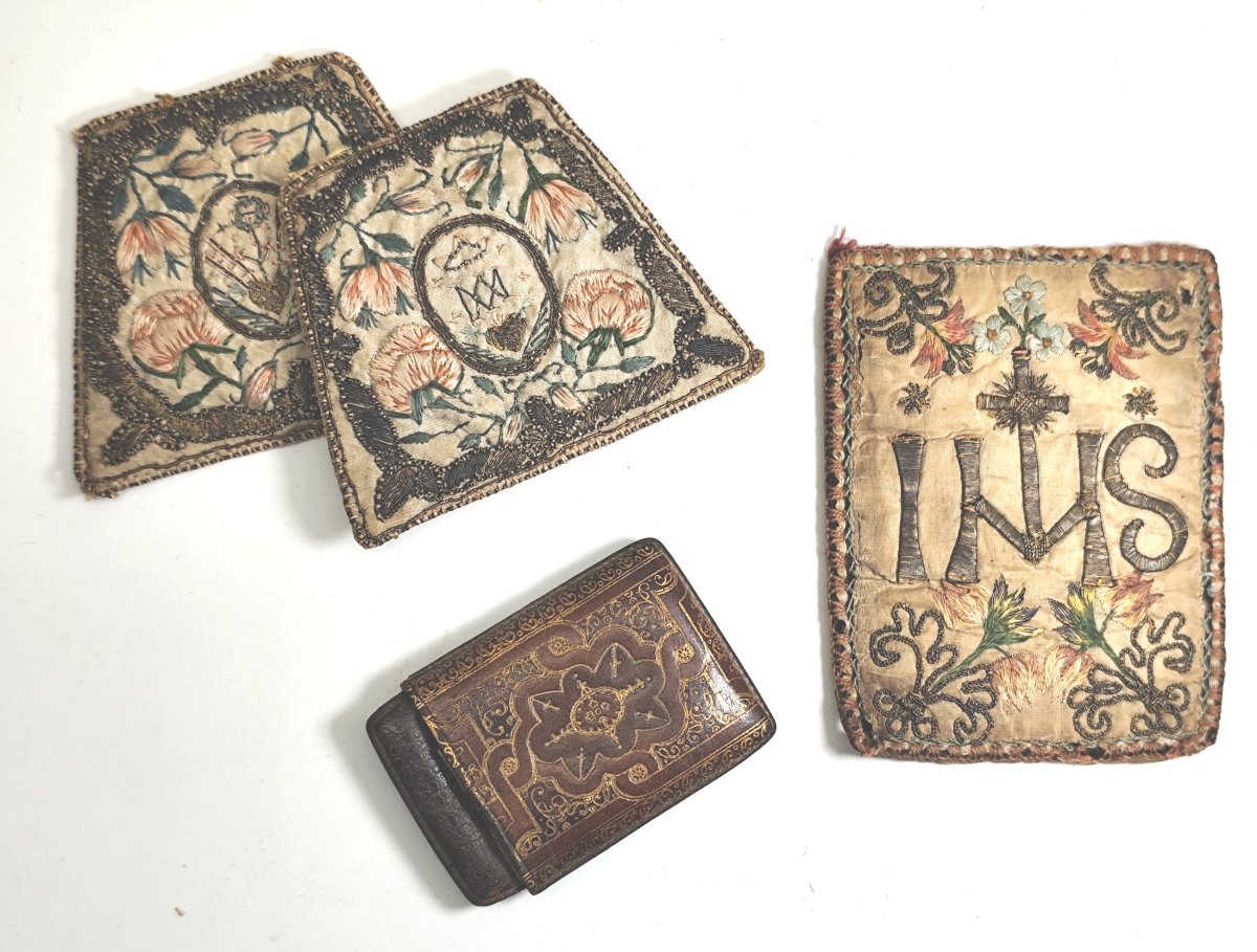 Scapulaire de naissance catholique, fine broderie monastique sur soie, XVIIe–XVIIIe siècle-photo-1