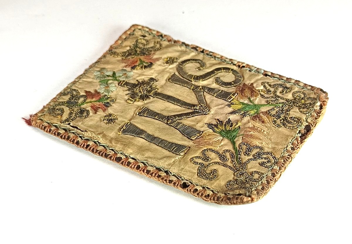 Scapulaire de naissance catholique, fine broderie monastique sur soie, XVIIe–XVIIIe siècle