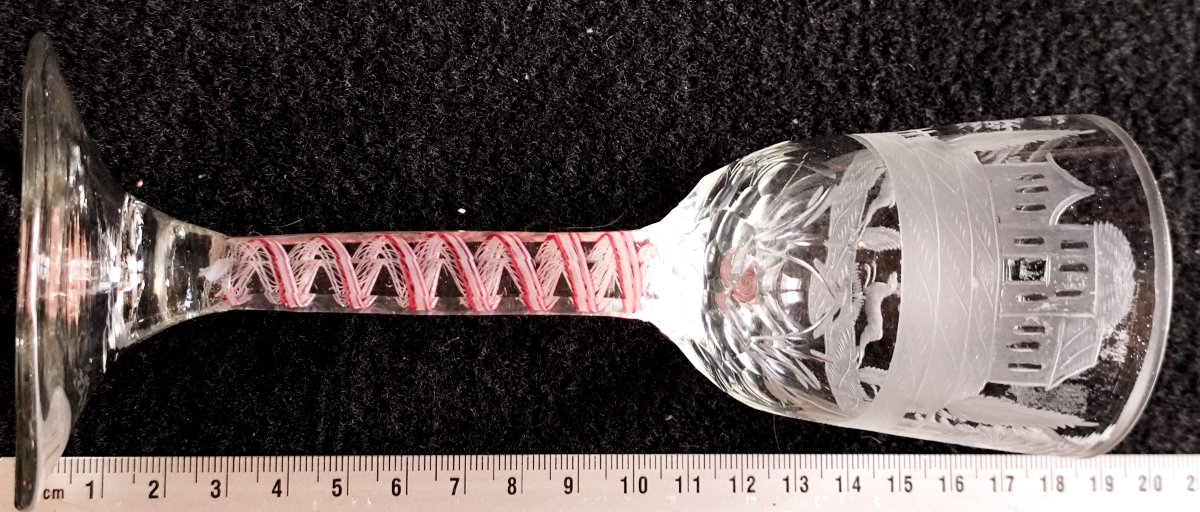 Singulier verre soufflé et gravé de monuments, jambe à latticino polychrome, fin du XVIIIe-photo-4