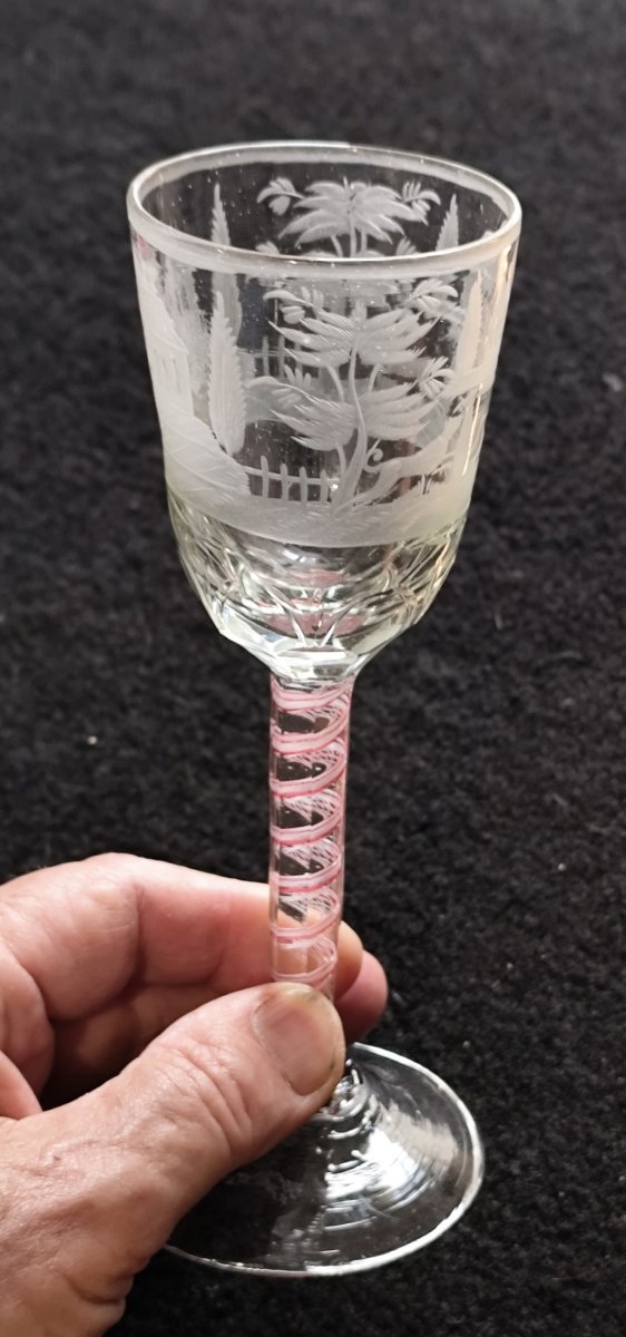 Singulier verre soufflé et gravé de monuments, jambe à latticino polychrome, fin du XVIIIe-photo-1