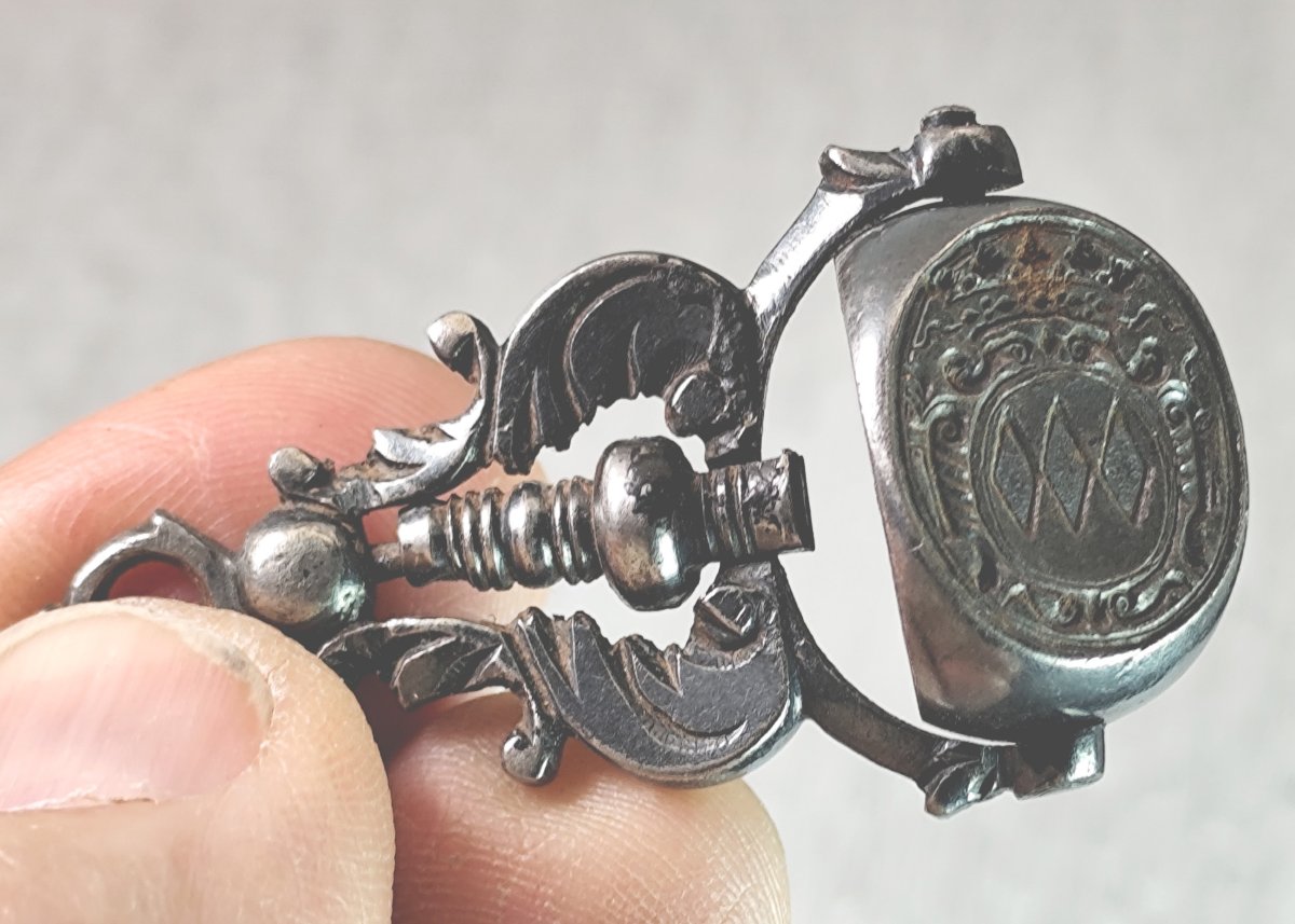Cachet triple tournant aux trois blasons sous couronne ducale, fer poli, époque Louis XIV-photo-1