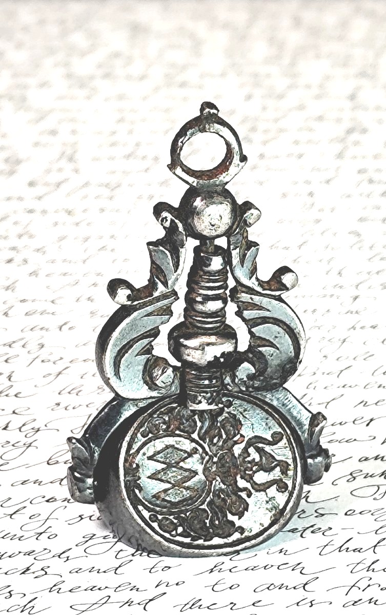 Cachet triple tournant aux trois blasons sous couronne ducale, fer poli, époque Louis XIV