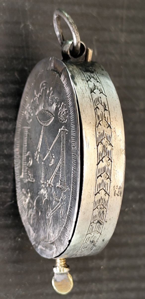 Boîtier reliquaire en pendentif, métal plaqué, XVIIIe siècle-photo-1
