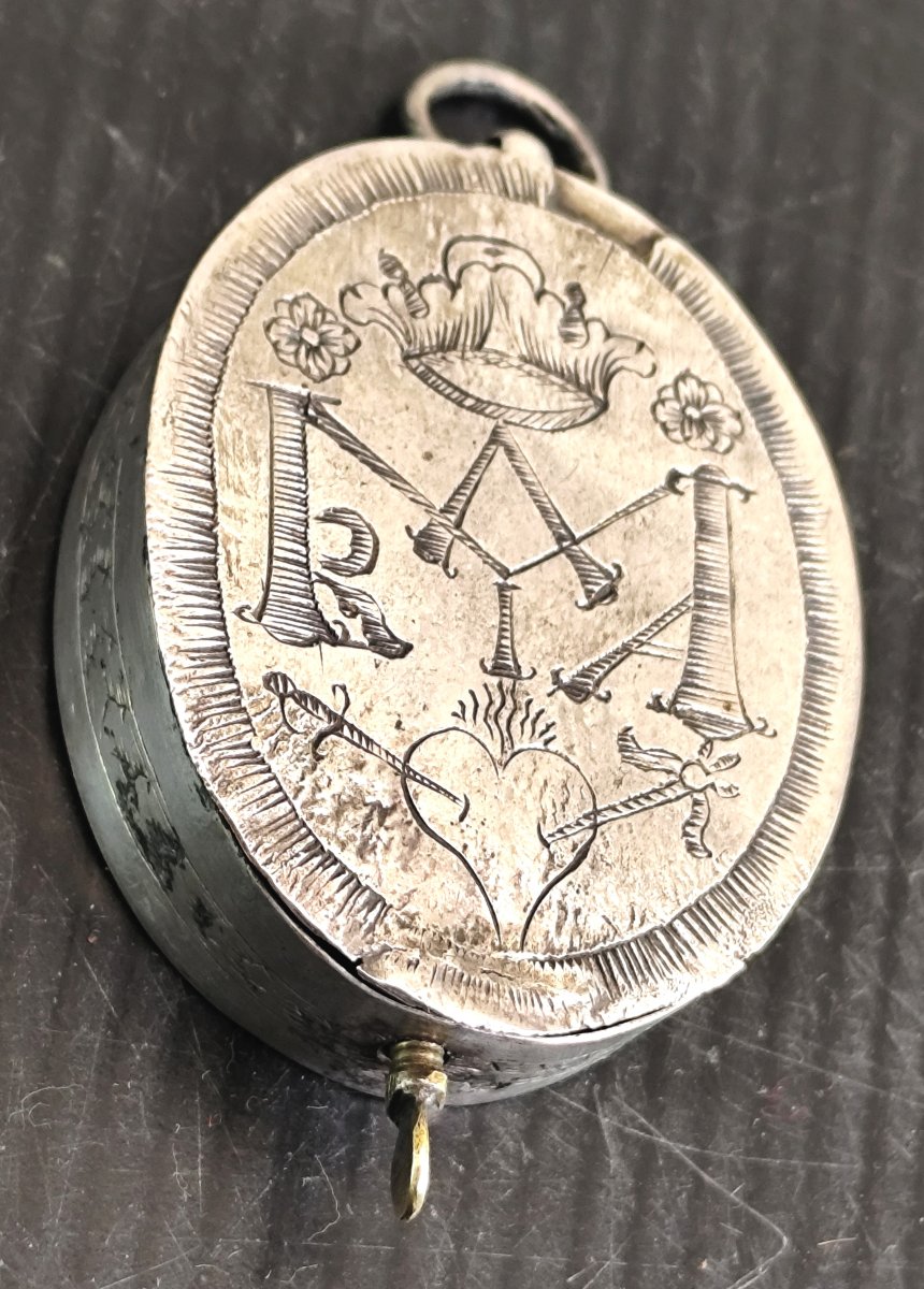 Boîtier reliquaire en pendentif, métal plaqué, XVIIIe siècle