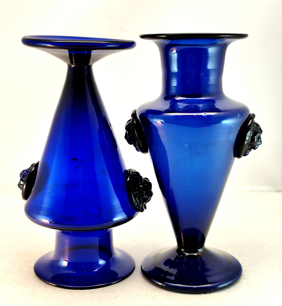 Paire de fleuriers bordelais en verre bleu soufflé, fin XVIIIe siècle