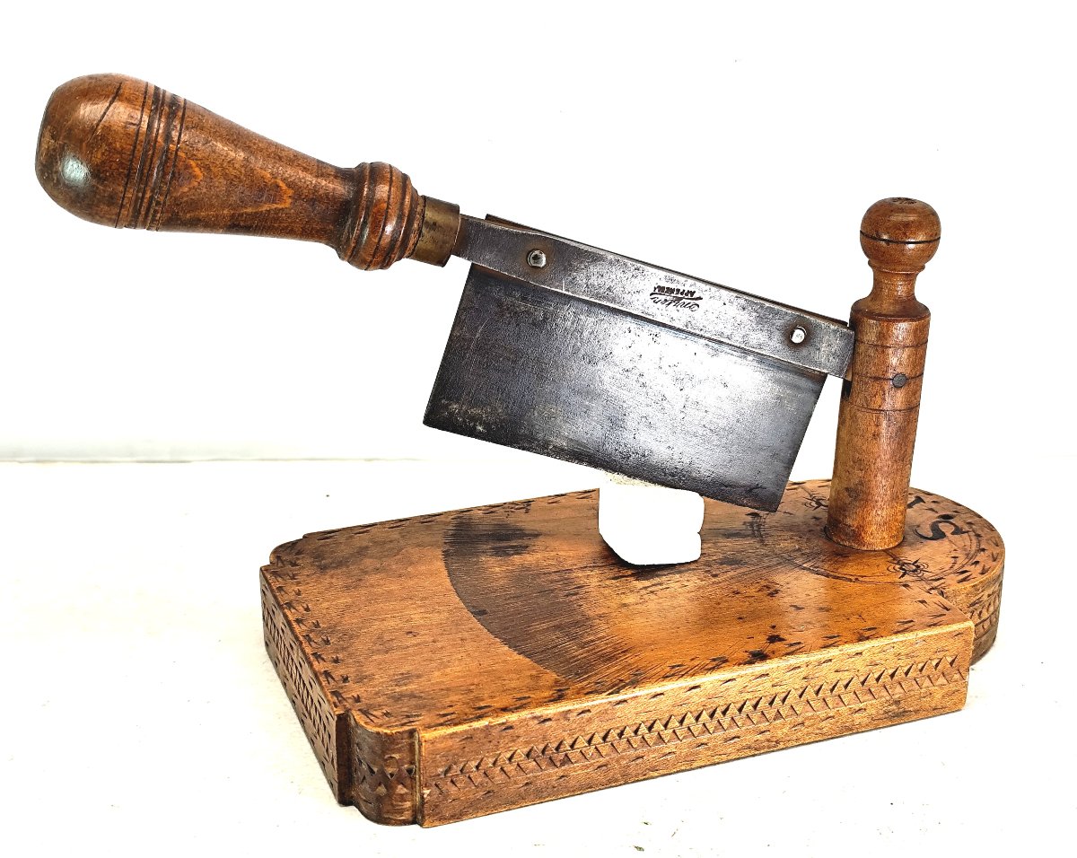 Coupe-chique, art populaire suisse du XIXe siècle, joliment sculpté.