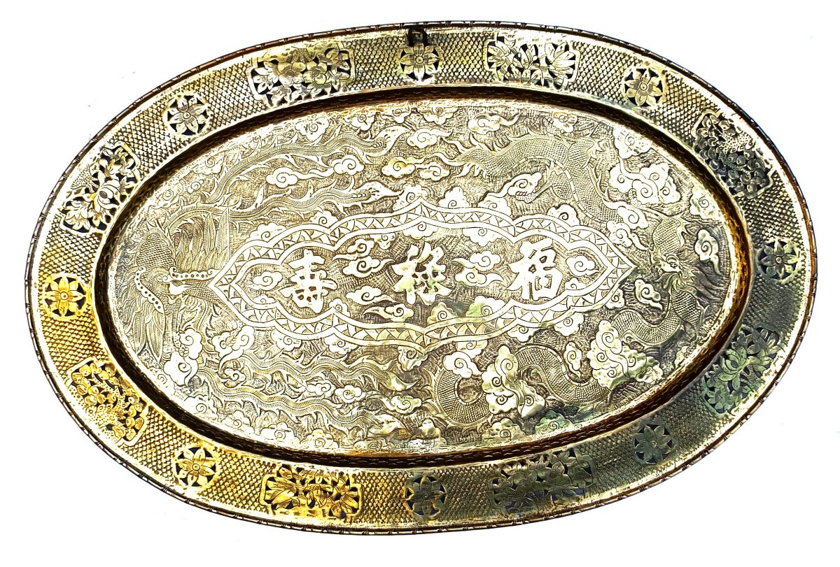 Imposant plateau du Bonheur, 1m × 0,65 m, laiton gravé et ajouré, Chine, vers 1900