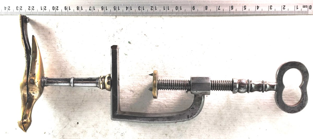 Outil du XVIIIe si&egrave;cle : troisi&egrave;me main d&rsquo;&eacute;tabli, qualit&eacute; armurerie, fer et laiton-photo-1