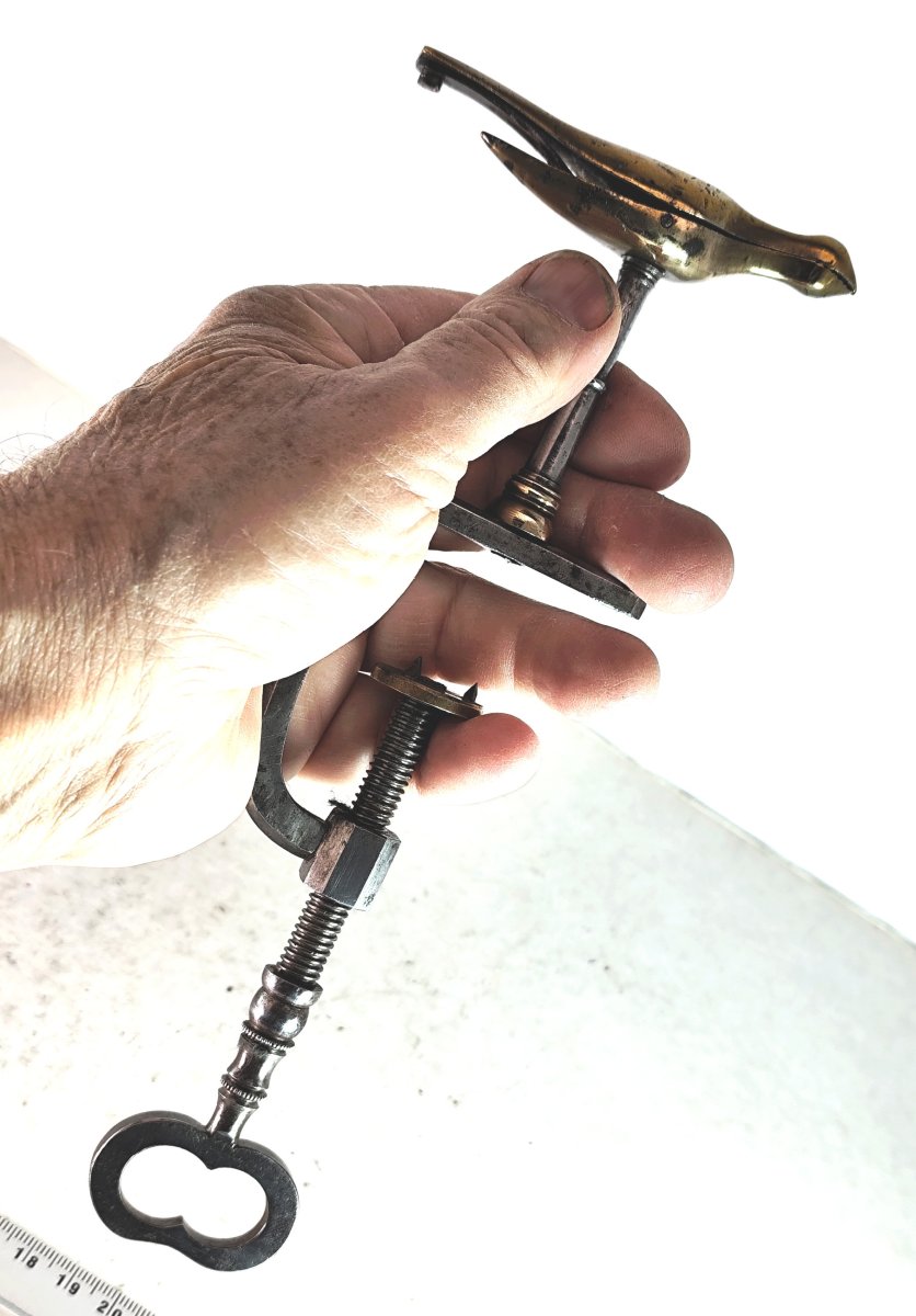 Outil du XVIIIe si&egrave;cle : troisi&egrave;me main d&rsquo;&eacute;tabli, qualit&eacute; armurerie, fer et laiton-photo-3