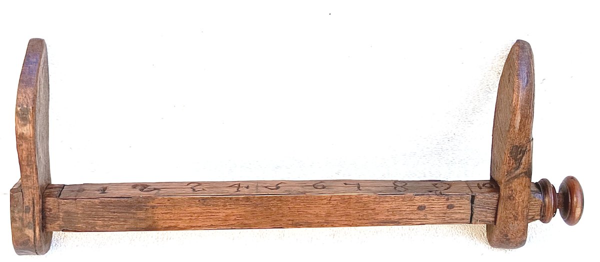 Trompe-l’œil d’art populaire du XVIIIe siècle : grande toise de bottier en frêne-photo-1