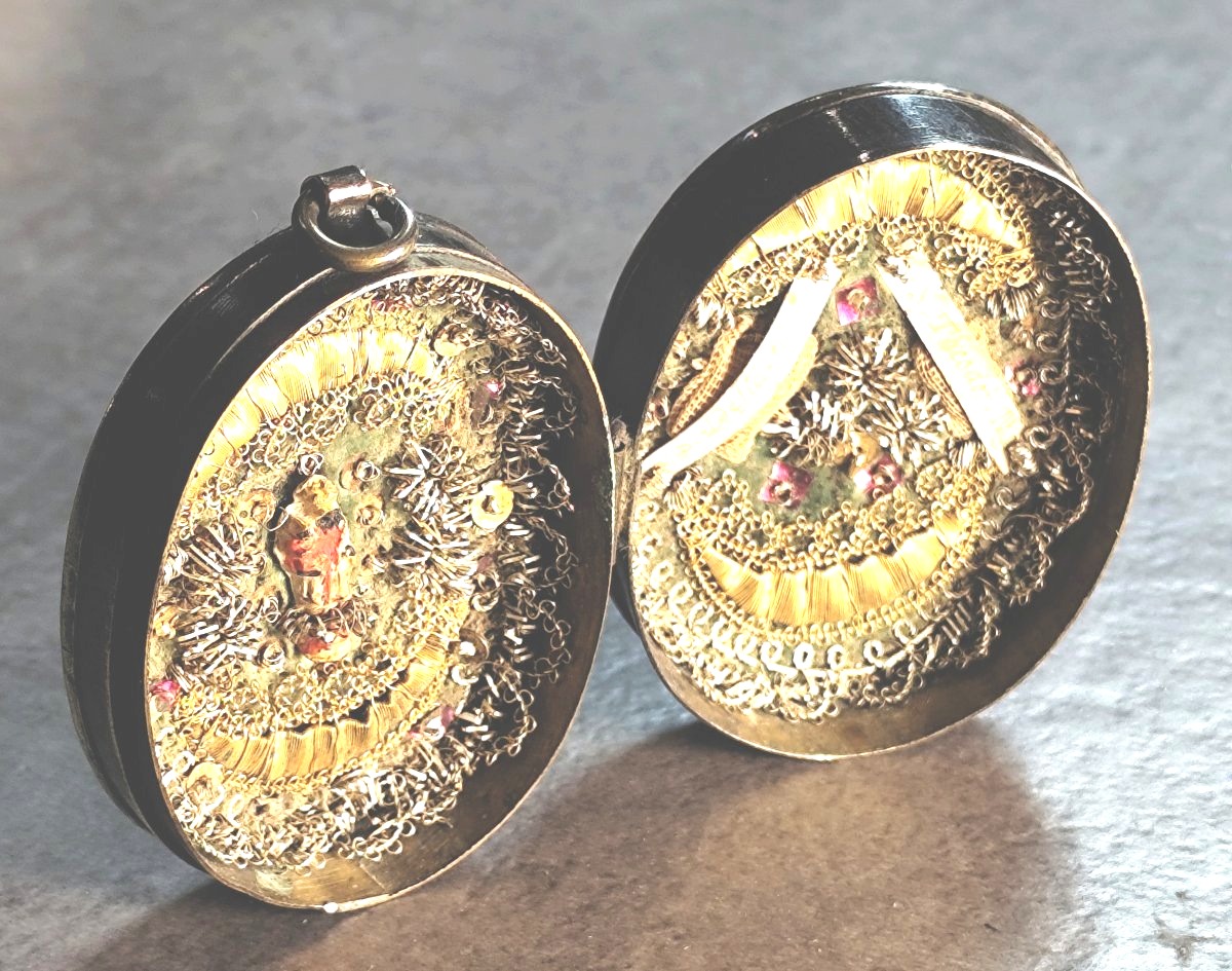 Discret reliquaire double en médaillon de laiton, XVIIIe-XIXe siècle, Autriche