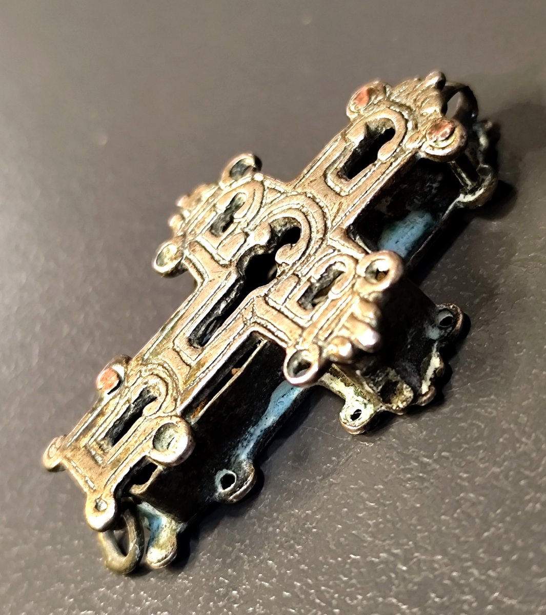 Petite croix pectorale porte-reliques aux belles arcatures, Art post-byzantin ?