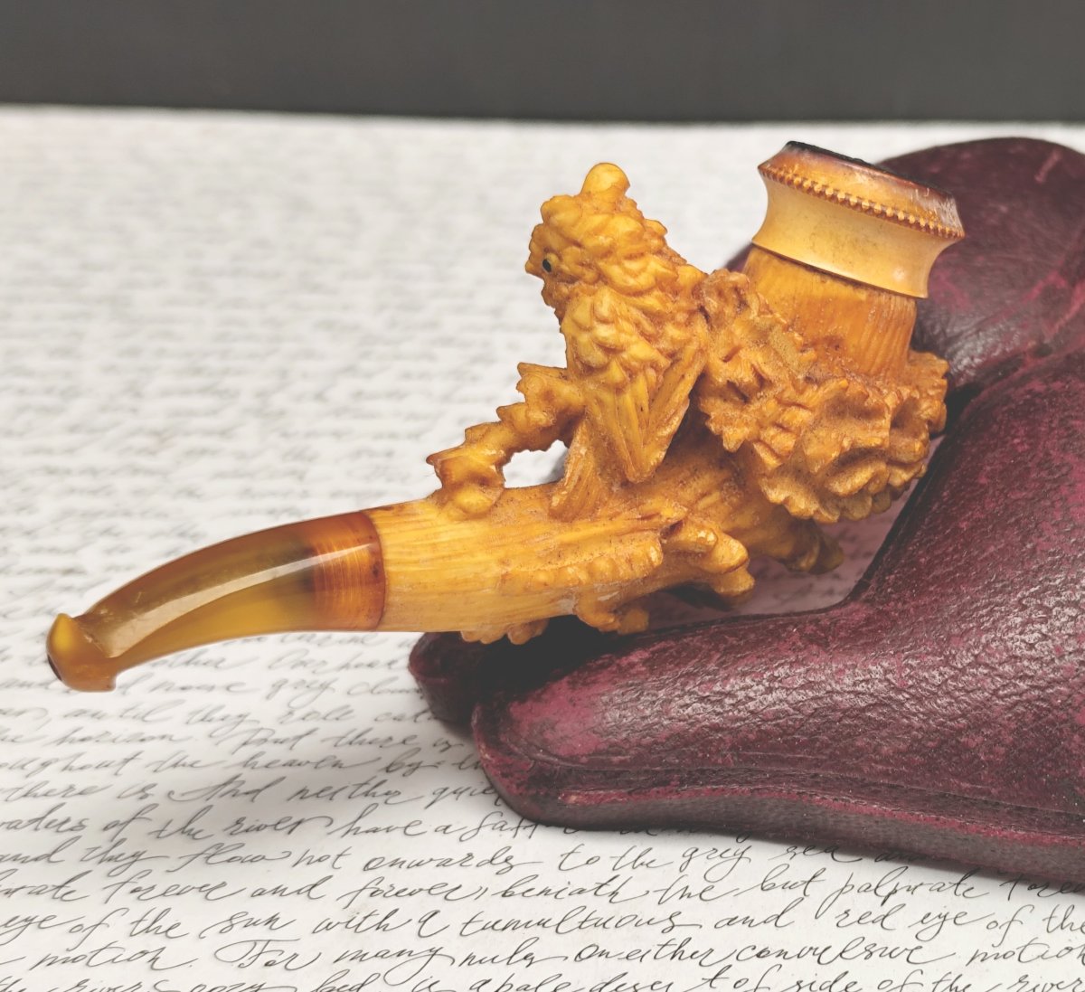 Petite Pipe au Grand Duc, écume et Ambre, en étui , travail Viennois XIXe-photo-1