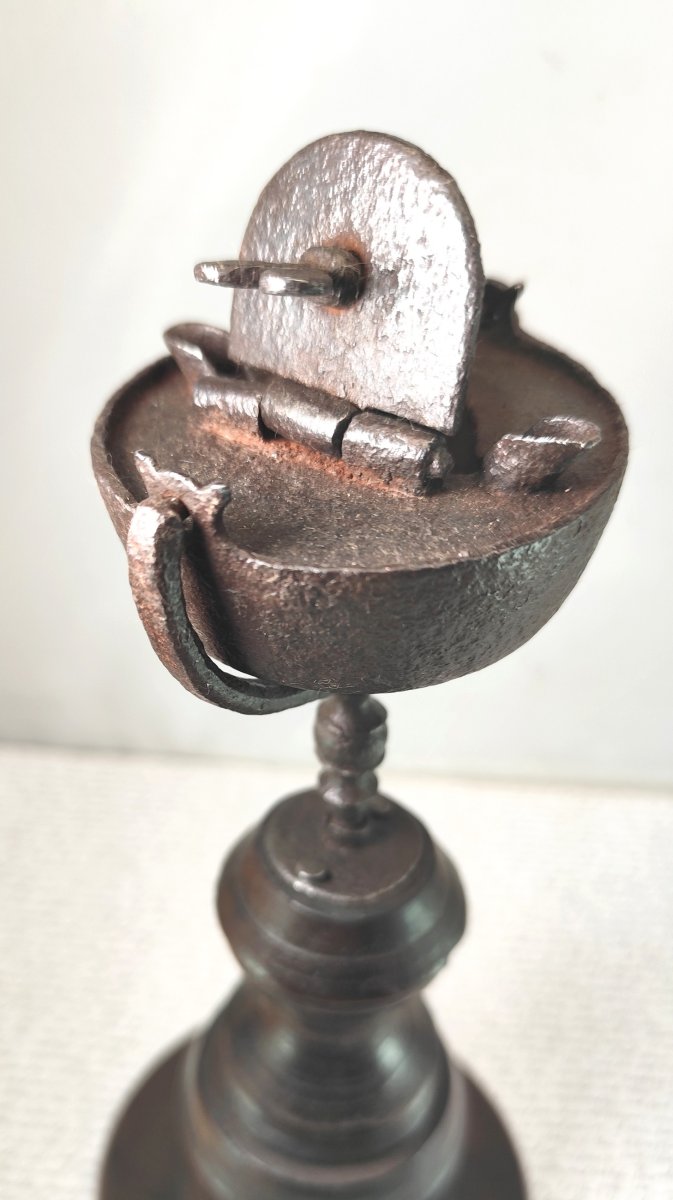 Lampe à huile de table en fer forgé, modèle oscillant sur cardan, XVIIIe siècle-photo-3