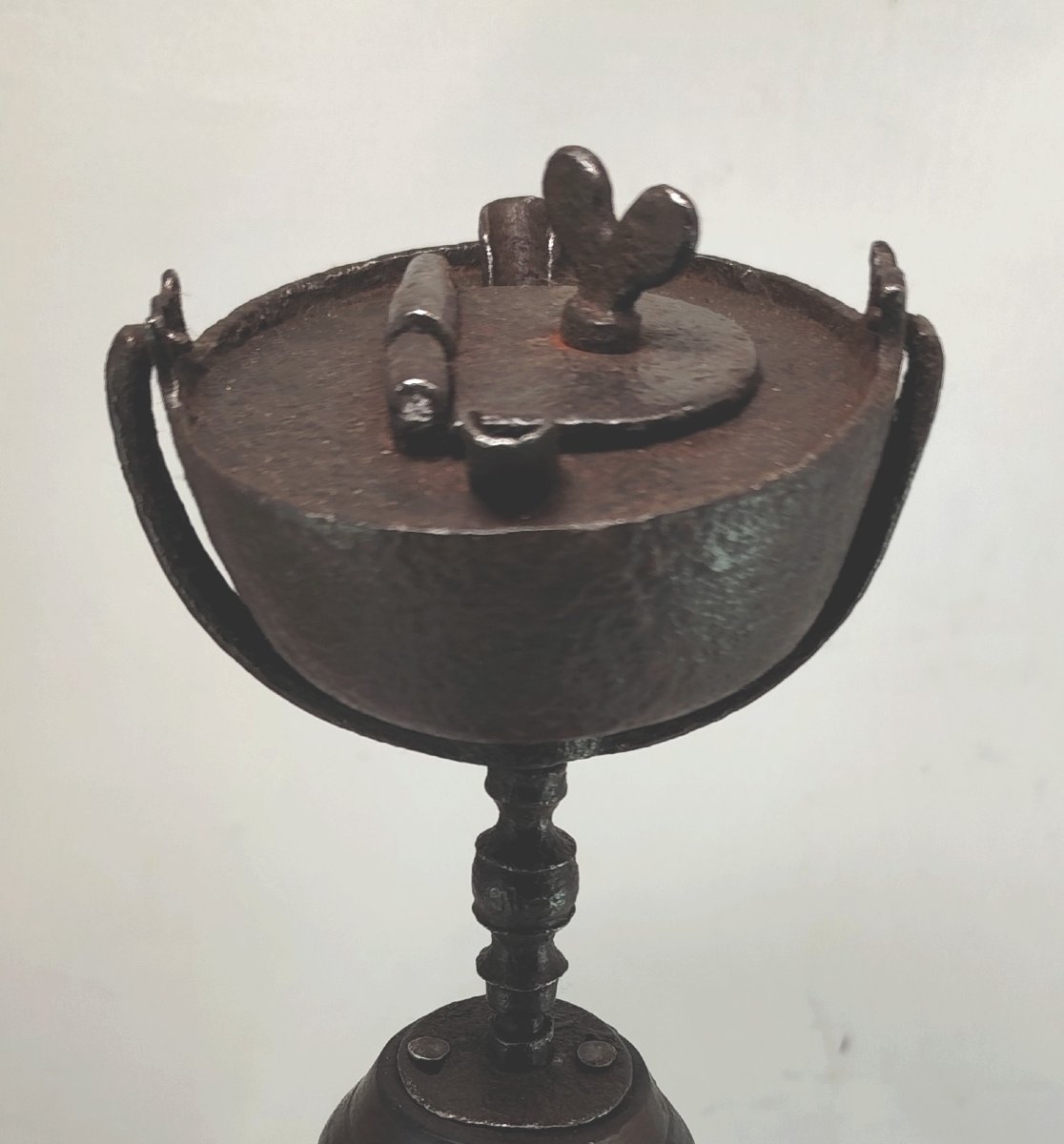 Lampe à huile de table en fer forgé, modèle oscillant sur cardan, XVIIIe siècle-photo-3
