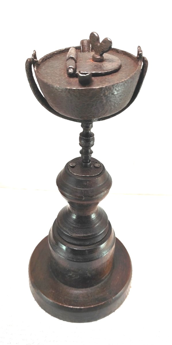 Lampe à huile de table en fer forgé, modèle oscillant sur cardan, XVIIIe siècle