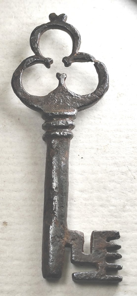 Beautiful Religious Cassette Key, 15th–16th Century, Wrought Iron, Trinity Ring-photo-2