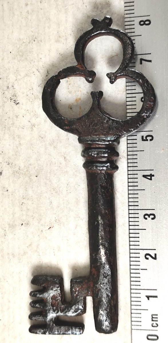 Beautiful Religious Cassette Key, 15th–16th Century, Wrought Iron, Trinity Ring-photo-4