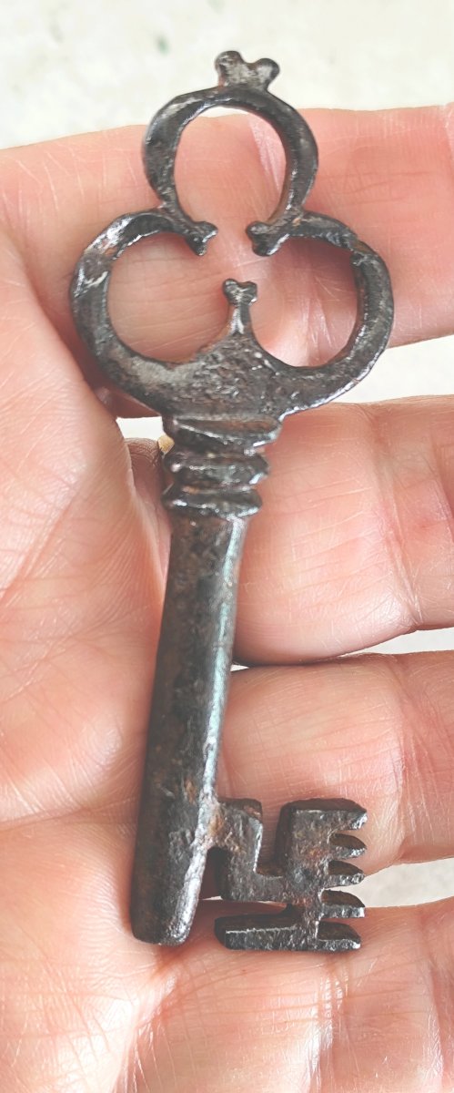 Beautiful Religious Cassette Key, 15th–16th Century, Wrought Iron, Trinity Ring-photo-1