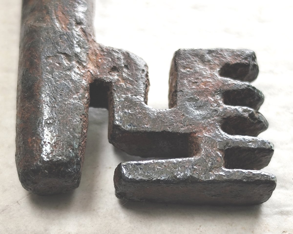 Beautiful Religious Cassette Key, 15th–16th Century, Wrought Iron, Trinity Ring-photo-2