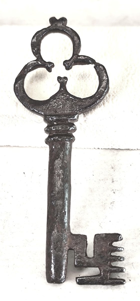 Beautiful Religious Cassette Key, 15th–16th Century, Wrought Iron, Trinity Ring-photo-3