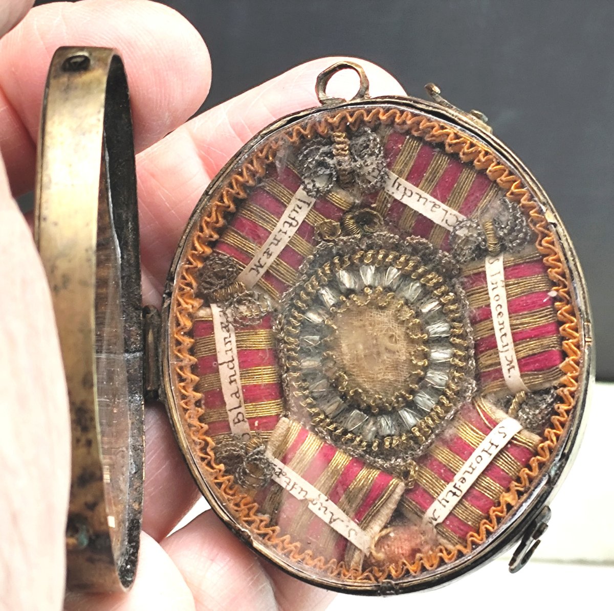 Discrete 18th-century Reliquary In A Brass Case-photo-2