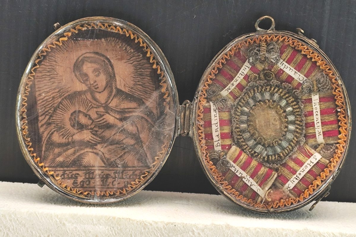 Discrete 18th-century Reliquary In A Brass Case