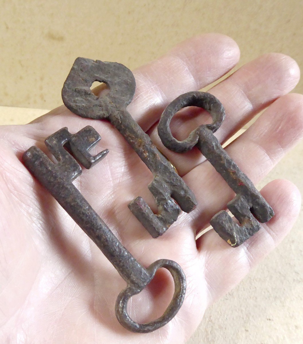 Three  Medieval Small Keys , 15th Century, Keys For Gothic Boxes-photo-2