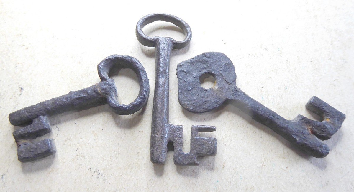 Three  Medieval Small Keys , 15th Century, Keys For Gothic Boxes-photo-1