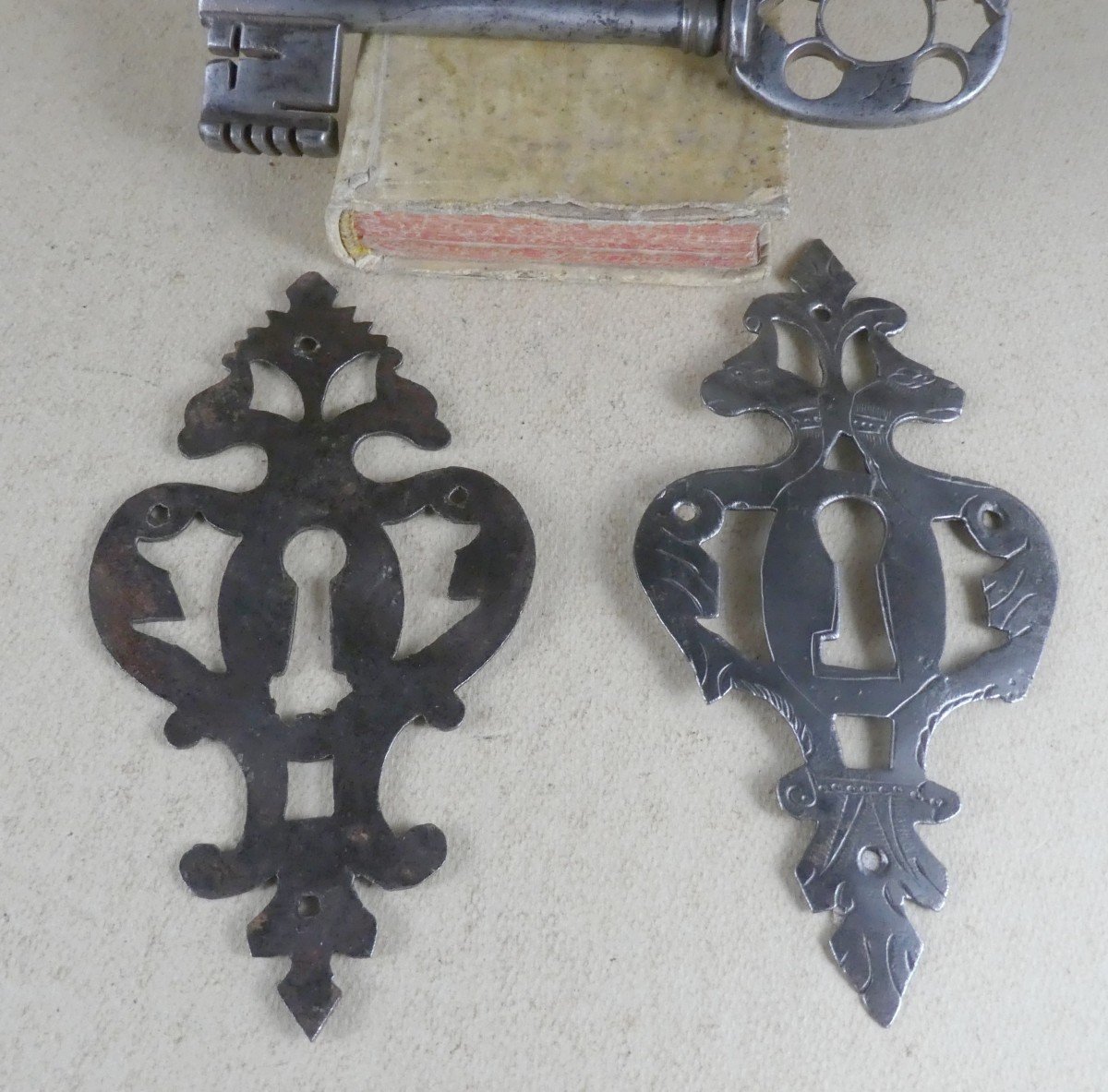 Louis XIII Ironwork: 2 Openwork And Engraved Lock Entries-photo-4