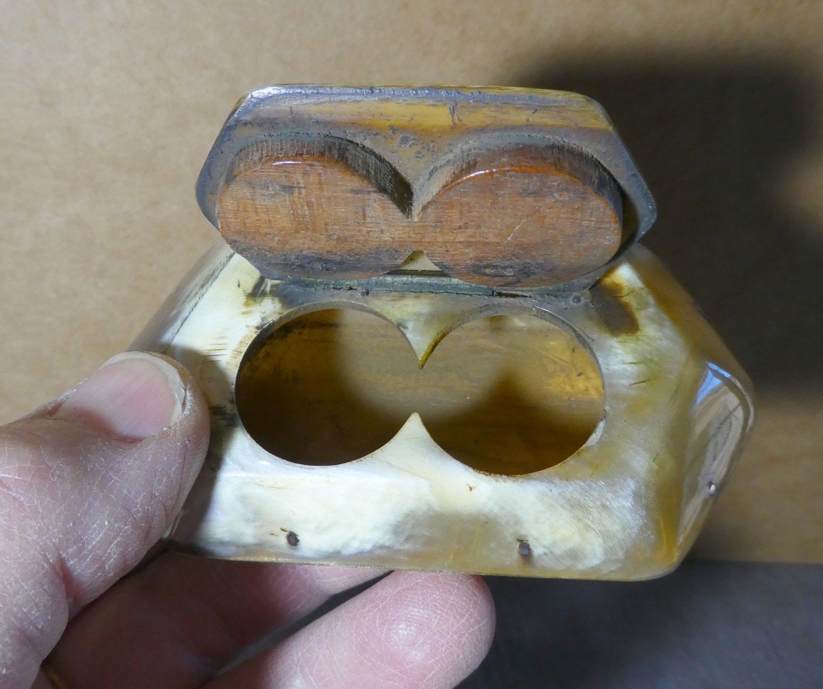 Snuffbox Of Avaricious 19th Horn With Constraint Grip