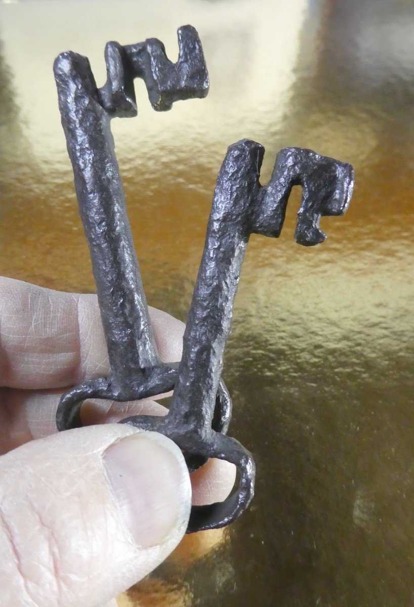 Two Sister Keys, Medieval Forges, Gothic Period-photo-3