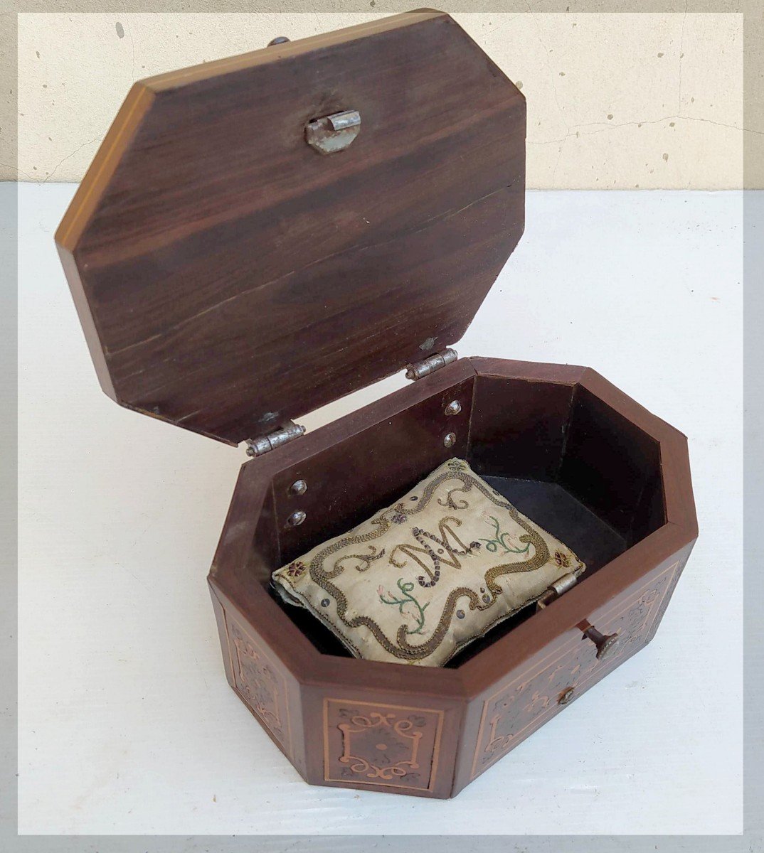 Mystery But Prestigious Sewing Box, 17th Century, With Lily Of France-photo-7