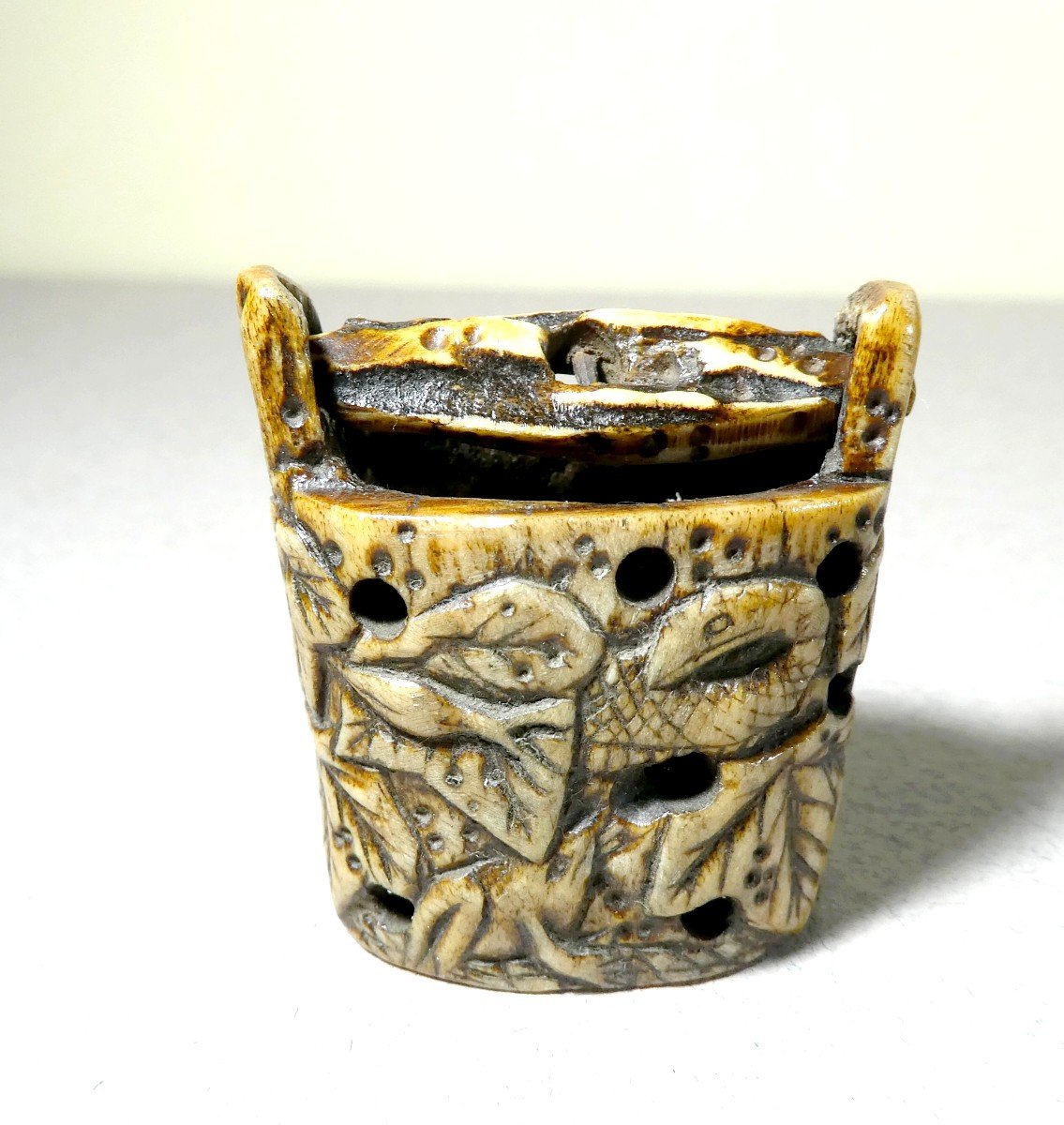 Netsuke Naturaliste, Os Sculpté : Seau Serpent Grenouille, Japon-meiji