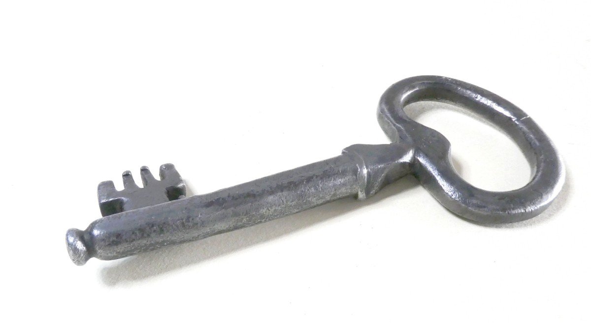 Powerful Forged Chest Key, 16th Century, 13cm-photo-3