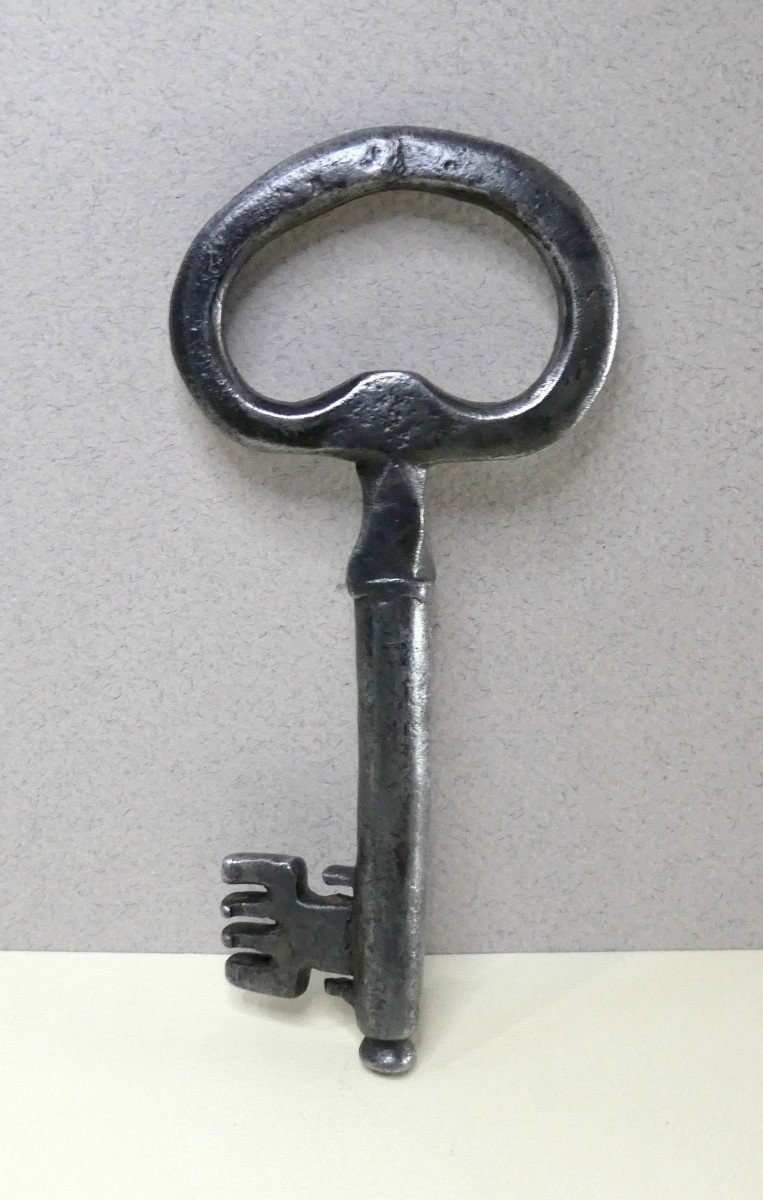 Powerful Forged Chest Key, 16th Century, 13cm-photo-1