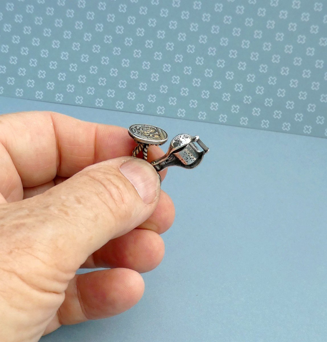 Minuscula : 2 « charms » Subtils En Argent Pour Chaînes De Montre, 19e Siècle-photo-3