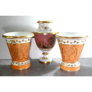 Locré, Vers 1800 : 3 Grandes Porcelaines Aux Précieuses Couleurs: Cache-pots Et Vase Camaïeu