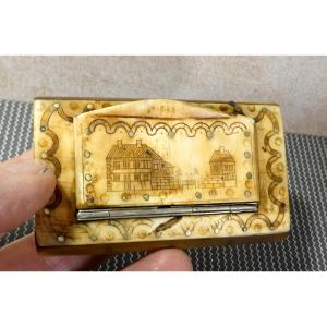 Pretty Engraved Blonde Horn Snuff Box, 1830 Period, Patronymic