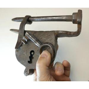 Cadenas du 17e Siècle, Forgé, sa Belle Clef, bon état, Une Vertevelle, 