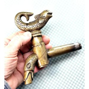 Robinet Bronze Cygne et Carpe, 18e siècle, rare et élégant modèle