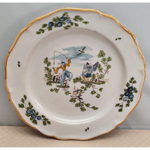 Assiette Moustiers 18e siècle aux pêcheurs, bordure jaune, bel état